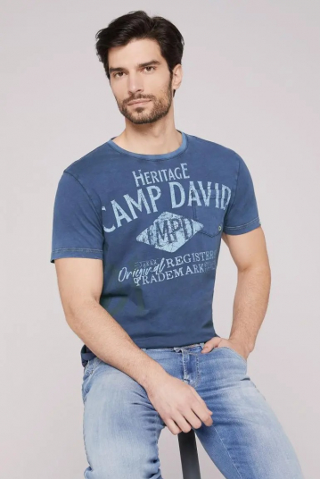 T-shirt con stampa used su...